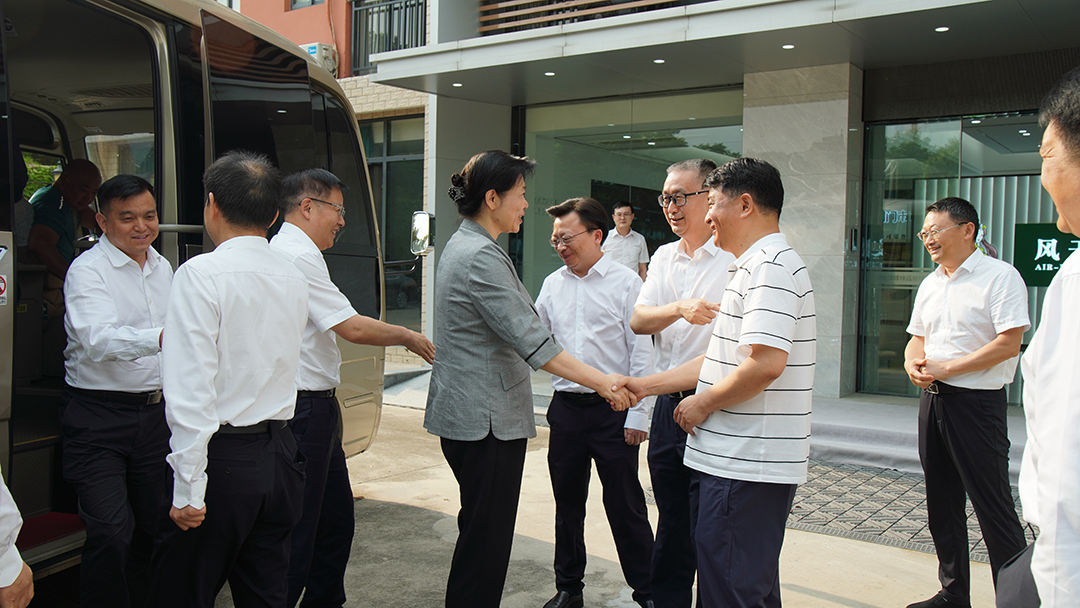 省人大常委會(huì)黨組書(shū)記、常務(wù)副主任王艷玲一行蒞臨湖北華醇食品有限公司，調(diào)研荊門(mén)風(fēng)干雞產(chǎn)業(yè)發(fā)展及鄉(xiāng)村振興工作